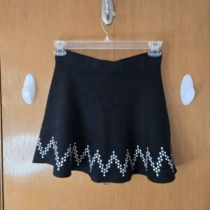 Elegant Black Skirt with White Zigzag Pattern